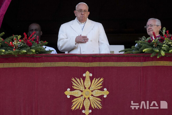 프란치스코 교황은 25일(현지시간) 성탄절을 맞이해 성베드로 대성당에 앞에 모인 군중들 앞에서 성탄절 메시지 '우르비 에트 오르비(Urbi et Orbi·로마 시와 세계)'를 발표했다. (출처= AP/뉴시스)