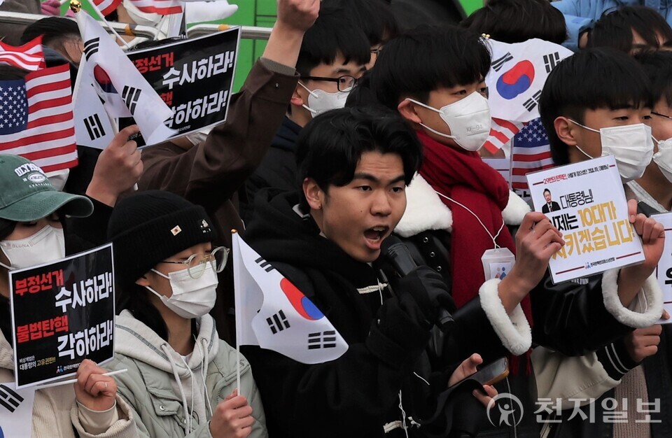 [천지일보=이시문 기자] 전국탄핵반대청소년연합(탄반청)이 3일 오후 서울 종로구 광화문광장 이순신 동상 앞에서 ‘윤석열 대통령 탄핵 반대 전국 중고교생 시국선언’을 발언하고 있다. ⓒ천지일보 2025.03.03.
