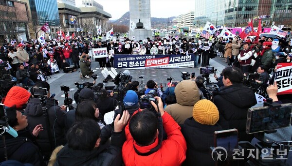 [천지일보=이시문 기자] 전국탄핵반대청소년연합(탄반청)이 3일 오후 서울 종로구 광화문광장 이순신 동상 앞에서 ‘윤석열 대통령 탄핵 반대 전국 중고교생 시국선언’을 발언하고 있다. ⓒ천지일보 2025.03.03.