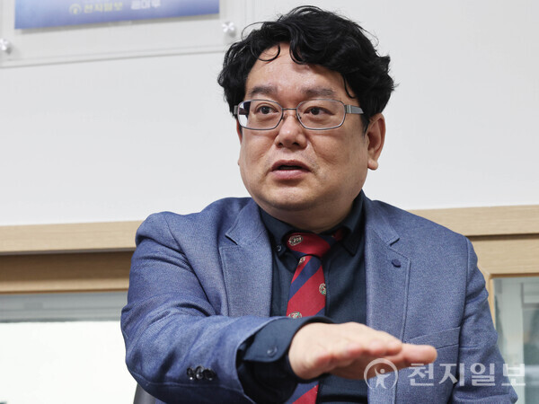 ​최경호 뇌공학·인공지능(AI) 박사가 ‘AI 트윈’ 기술의 개념과 미래 가능성을 설명하고 있다. (사진: 천지일보 남승우 기자) ⓒ천지일보 2025.03.04.최경호 뇌공학·인공지능(AI) 박사가 ‘AI 트윈’ 기술의 개념과 미래 가능성을 설명하고 있다. (사진: 천지일보 남승우 기자) ⓒ천지일보 2025.03.04.