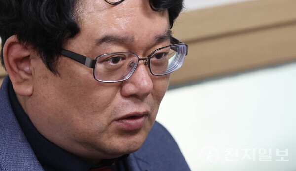 최경호 뇌공학·인공지능(AI) 박사가 ‘AI 트윈’ 기술의 개념과 미래 가능성을 설명하고 있다. (사진: 천지일보 남승우 기자) ⓒ천지일보 2025.03.04.