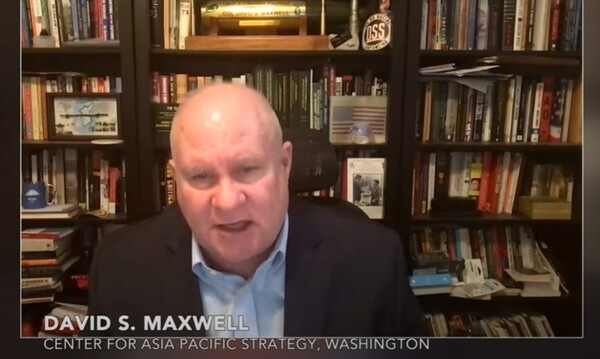 미국 아태전략센터 부대표인 데이비드 맥스웰이 독일 공영방송 ‘ARD’와 인터뷰하고 있다. 그는 “윤 대통령이 계엄령을 선포한 것은 민주주의를 수호하기 위한 불가피한 조치”라고 말했다. (출처: ARD 방송화면 캡처)