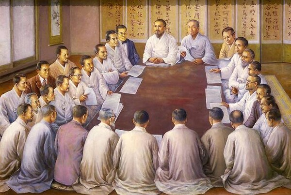 1919년 3월 1일 서울 태화관에 모인 민족대표 33인을 그린 그림. 이들은 개신교(감리교·장로교) 16인, 천도교 15인, 불교 2인으로 구성됐다.  (출처: 위키백과)