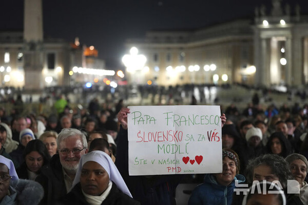 [바티칸시국=AP/뉴시스] 3일(현지시간) 바티칸시국 성 베드로 광장에서 열리는 프란치스코 교황 건강 기원 묵주기도회에 모인 사람들이 손팻말을 들고 있다. 교황청은 프란치스코 교황이 호흡 곤란을 겪어 인공호흡기 치료를 재개했다고 전했다.