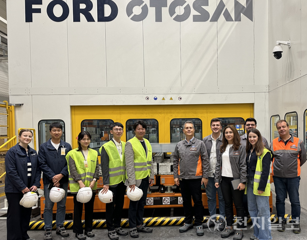 현대제철-포드 오토산 직원들이 프레스 테스트를 마친 후 기념 촬영을 하고 있다. (제공: 현대제철) ⓒ천지일보 2025.03.05.