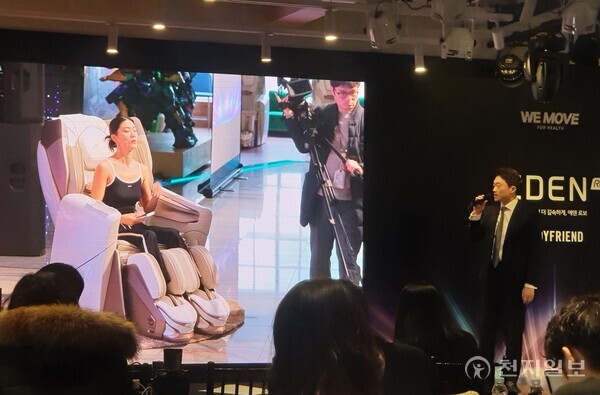 [천지일보=황해연 기자] 스트레칭 전문가인 강하나씨가 에덴로보를 시연하고 동시에 김준엽 메디컬연구소 박사가 이를 설명하고 있다. ⓒ천지일보 2025.03.05.