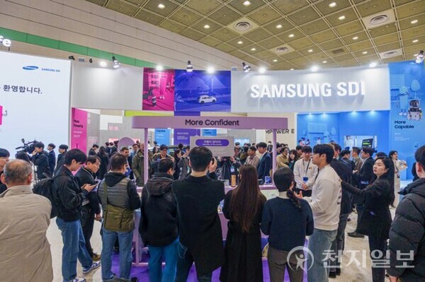 삼성SDI가 5일 서울 삼성동 코엑스에서 개막한 국내 최대 배터리 전시회 ‘인터배터리 2025’에 참가해 ‘배터리 기술로 업그레이드되는 우리의 일상, 인셀리전트 라이프(InCelligent Life)’라는 슬로건 아래 차세대 배터리 제품과 혁신 기술을 선보였다. 삼성SDI 부스 전경. (제공: 삼성SDI) ⓒ천지일보 2025.03.05.