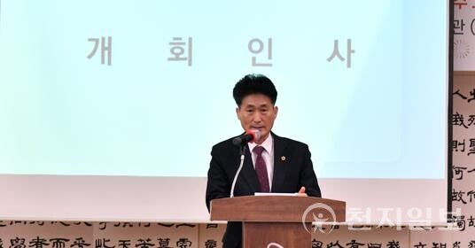 [천지일보 충북=김흥순 기자] 이양섭(국민의힘, 진천2) 충북도의장이 6일 오후 청주향교 홍보관에서 열린 온새미로 C&B아카데미 창립총회 및 기념행사에서 기념사를 하고 있다. ⓒ천지일보 2025.03.06.