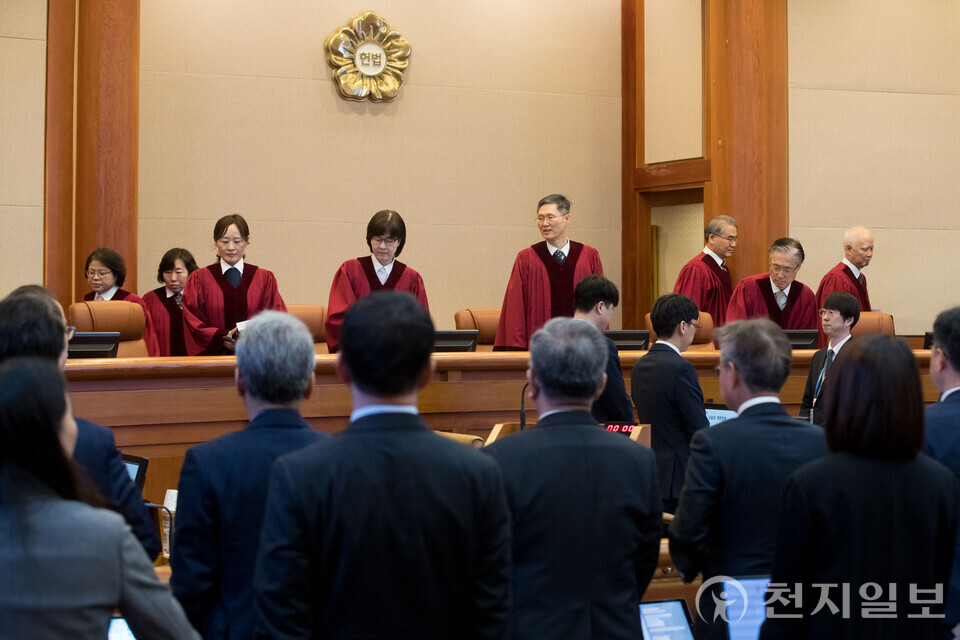 [천지일보=남승우 기자] 문형배 헌법재판소장 권한대행을 비롯한 재판관들이 18일 서울 종로구 헌법재판소에서 열린 윤석열 대통령 탄핵심판 9차 변론기일에 참석하고 있다. (사진공동취재단) ⓒ천지일보 2025.02.18.