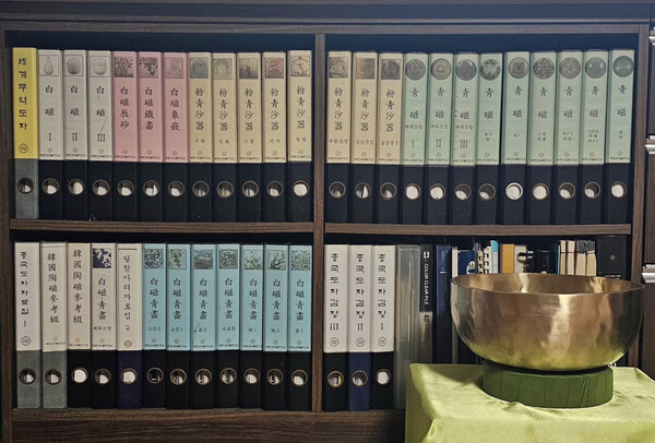 황규완 작가가 한국도자기전집 제작을 위해 4년여간 직접 제작한 한국도자전집 초안본. ⓒ천지일보 2025.03.07.