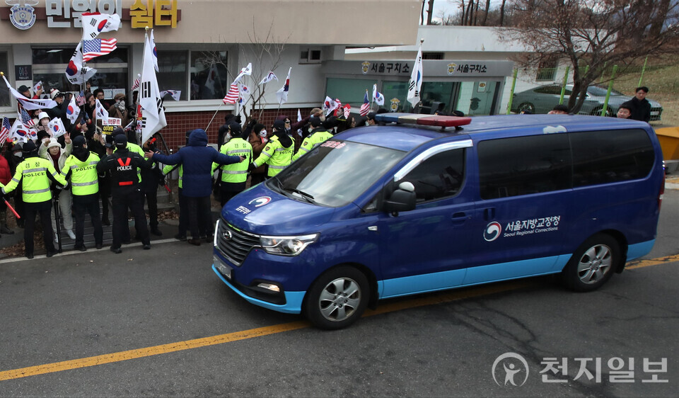 [천지일보=이시문 기자] 윤석열 대통령 11차 탄핵 변론있는 가운데 25일 오후 경기도 의왕시 서울구치소에서 윤석열 대통령이 탄 법무부 호송차량이 대통령 경호처 호위을 받으며 헌법재판소로 이동하고 있다. ⓒ천지일보 2025.02.25.