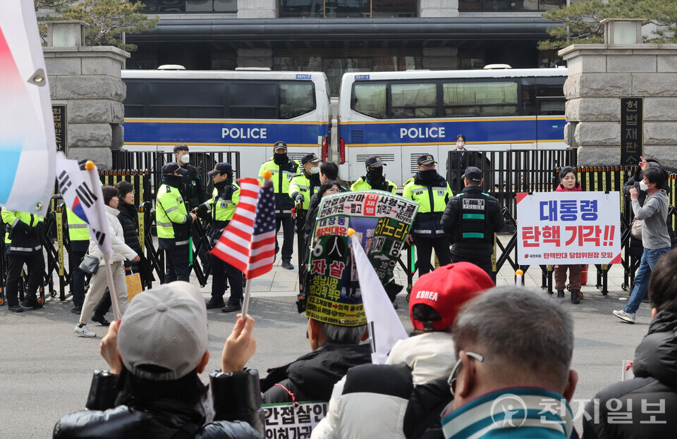 [천지일보=남승우 기자] 윤석열 대통령의 탄핵 심판 선고를 앞둔 7일 서울 종로구 헌법재판소 앞에서 윤 대통령 지지자들이 시위를 이어가고 있다. ⓒ천지일보 2025.03.07.