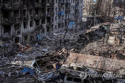 러시아의 미사일 공격으로 파괴된 우크라이나 도네츠크주 도브로필리아의 한 건물 (출처: 로이터 통신, 연합뉴스)