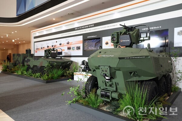 한화에어로스페이스가 7일 한화에어로스페이스 대전R&D캠퍼스에서 열린 방위사업청 주관 ‘제7회 다파고(DAPA-GO) 2.0 소통간담회’에서 첨단 AI·무인화 체계 개발 현황 및 기술 개발 로드맵을 공개했다. 한화에어로스페이스는 ‘아리온스멧(왼쪽)’, ‘그룬트(오른쪽)’ 등을 포함해 2028년까지 무인차량 풀라인업을 확보할 계획이다. (제공: 한화에어로스페이스) ⓒ천지일보 2025.03.09.