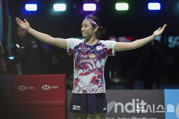 안세영(1위)이 12일(현지 시간) 말레이시아 쿠알라룸푸르의 부킷 잘릴 아시아타 아레나에서 열린 세계배드민턴연맹(BWF) 월드투어 슈퍼1000 말레이시아 오픈 여자 단식 결승에서 왕즈이(2위·중국)를 꺾고 세리머니하고 있다. 안세영이 45분 만에 2-0(21-17 21-7)으로 완파하고 대회 2연패를 달성했다. (출처:AP/뉴시스)