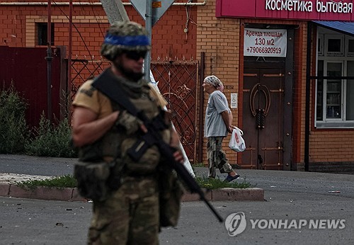 2024년 8월 16일 우크라이나 군인이 러시아 쿠르스크 지역 수자에서 우크라이나가 통제하는 지역을 순찰하고 있다. (출처: 연합뉴스)