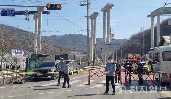 [천지일보 천안=박주환 기자] 경찰이 25일 서울세종고속도로 경기 안성시 서운면 산평리와 충남 천안시 서북구 입장면 도림리 경계에서 교량 붕괴사고 현장을 통제하고 있다. ⓒ천지일보 2025.02.26.