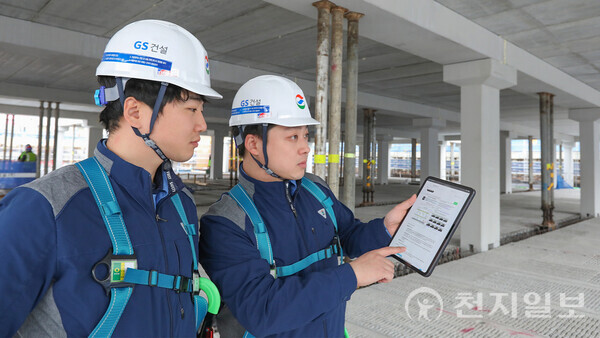 GS건설에서 개발한 AI기반 공사 매뉴얼 ‘자이북’을 현장에서 사용하고 있는 모습. (제공 : GS건설) ⓒ천지일보 2025.03.10.