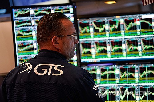 미국 주식시장을 가장 광범위하게 측정하는 S&P 1500 슈퍼컴포지트 지수는 2월 중순 사상 최고치를 기록한 이후 거의 4조 9000억 달러의 가치를 잃었다. 사진은 뉴욕 증권거래소의 트레이더 (출처: AFP 통신, 연합뉴스)