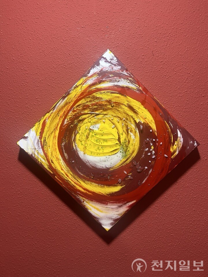 박지윤 갤러리 고마루 관장의 손에서 탄생한 작품. 그의 작품에는 따뜻한 기운과 강렬한 색감이 공존해 보는 이로 하여금 신비로움을 느끼게 한다. (제공: 갤러리 고마루)  ⓒ천지일보 2025.03.12.