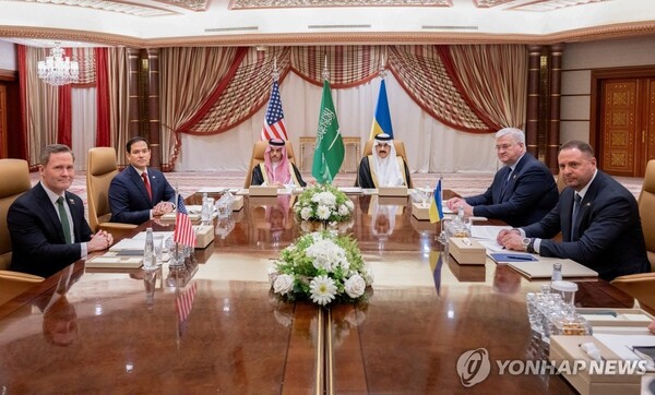 마코 루비오 미 국무장관이나 안드리 예르마크 우크라이나 대통령실장이 이끄는 양국 고위급 대표단은 11일(현지시간)= 사우디아라비아 제다에서 만나 9시간에 걸쳐 고위급 회담을 갖고 30일간의 휴전 방안 추진에 전격 합의했다. 사진은 사우디에서 미국-우크라이나 고위급 회담 (출처: 로이터 통신, 연합뉴스)
