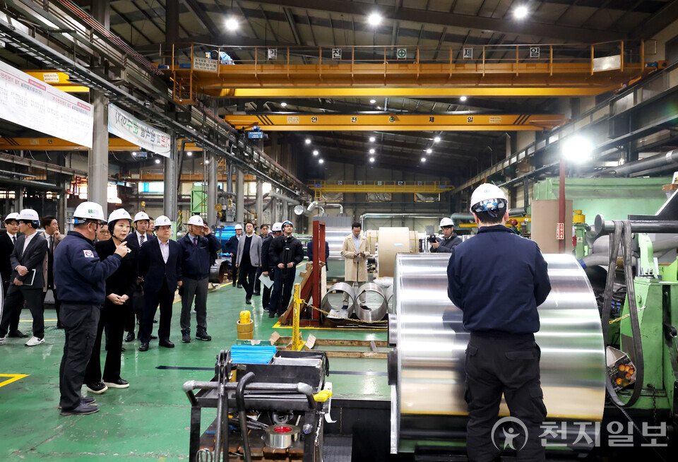 12일 ‘美 철강·알루미늄 관세 부과에 따른 수출 중소기업 현장 간담회’가 열린 경기도 화성시에 위치한 ㈜지제이알미늄에서 중소벤처기업부와 중소기업중앙회 관계자들이 현장을 둘러보며 대화하고 있는 모습. (출처: 중소기업중앙회) ⓒ천지일보 2025.03.12.