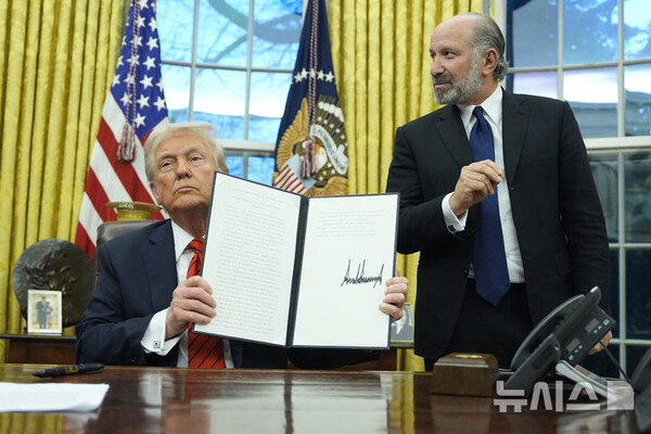 도널드 트럼프 미국 대통령이 10일(현지시간) 백악관 집무실에서 철강과 알루미늄 제품 관세 부과에 관한 포고문에 서명한 후 이를 들어 보이고 있다. 트럼프 대통령은 이번 관세에 “예외나 면제 없다”라고 밝혔다. (출처: 뉴시스)