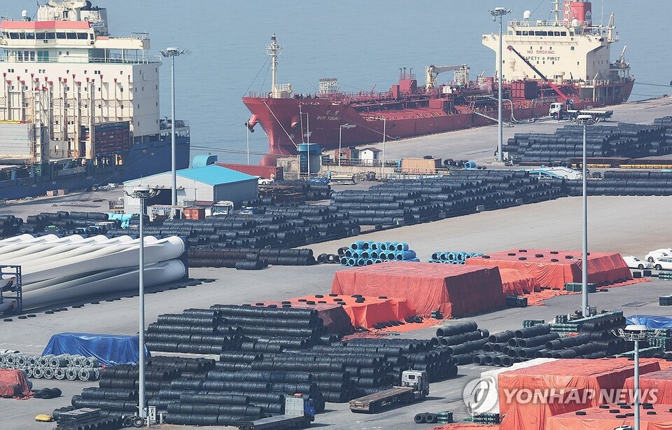 미국 도널드 트럼프 행정부가 모든 수입산 철강·알루미늄 제품에 25% 관세를 부과하겠다고 예고한 오는 12일을 하루 앞둔 11일 경기도 평택항에 철강 제품이 쌓여 있다. 정부와 철강 업계는 미국의 관세 부과에 따른 대미 철강 수출 감소를 우려하면서도 주요 철강 수출국의 경쟁 조건이 같아지면서 기회 요인도 상존한다고 보고 민관이 공조해 관세 리스크에 대응하고 기회를 발굴한다는 방침이다. (출처: 연합뉴스) 2025.03.12.