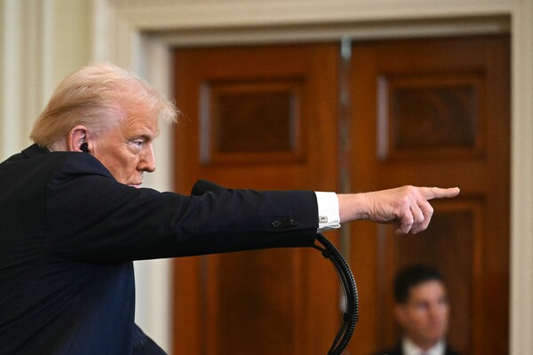 도널드 트럼프 미국 대통령이 오는 10일(현지시간) 미국이 수입하는 모든 철강 및 알루미늄에 대한 25% 품목별 관세 부과 방침을 발표할 것이라고 밝혔다. 트럼프 대통령은 또 지난 7일 언급했던 ‘상호관세’에 대해서도 조만간 공개할 전망이며 이는 거의 즉시 발효될 것이라고 말했다. 사진은 트럼프 대통령 (출처: 연합뉴스)