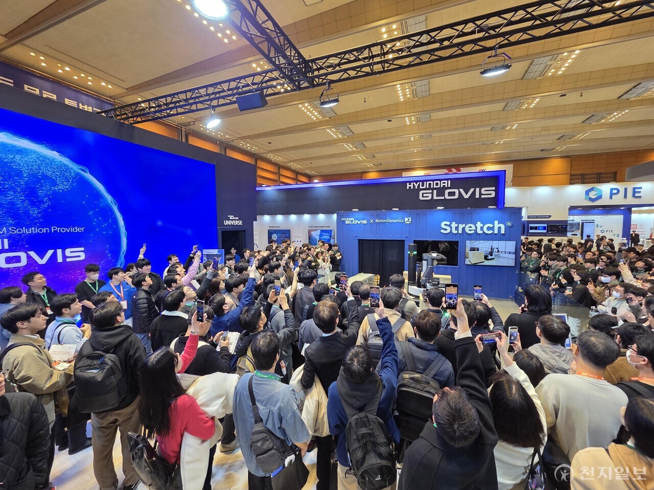 서울 강남구 코엑스에서 12일 ‘2025 스마트공장∙자동화산업전'이 열린 가운데 현대글로비스 부스를 찾은 관람객들이 보스턴다이내믹스 물류로봇 스트레치의 시연에 뜨거운 관심을 보이고 있다. (제공 : 현대글로비스) ⓒ천지일보 2025.03.12.