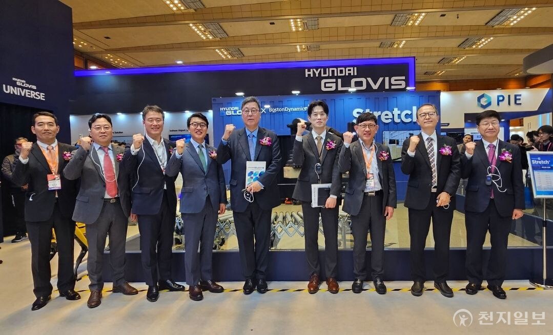 [천지일보=이우혁 기자] 서울 강남구 코엑스에서 12일 ‘2025 스마트공장∙자동화산업전(AW 2025)'이 열렸다. 사진은 현대글로비스 부스를 찾은 AW 2025 관계자들과 이규복 현대글로비스 대표이사(왼쪽 다섯번째). ⓒ천지일보 2025.03.12.