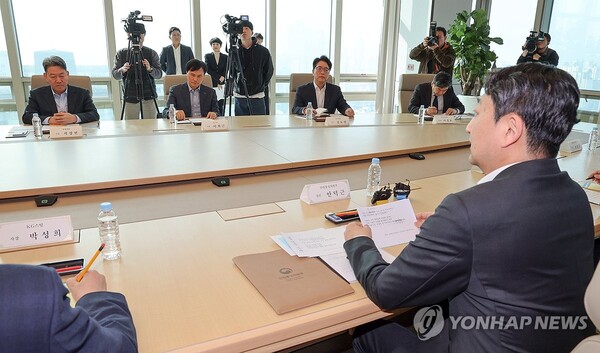 안덕근 산업통상자원부 장관(오른쪽)이 13일 서울 강남구 포스코센터에서 열린 미국 관세 대응 철강 업계 간담회에 참석해 발언하고 있다. 건너편 왼쪽부터 서강현 현대제철 사장과 이희근 포스코 사장. 2025.3.13. (출처: 연합뉴스)