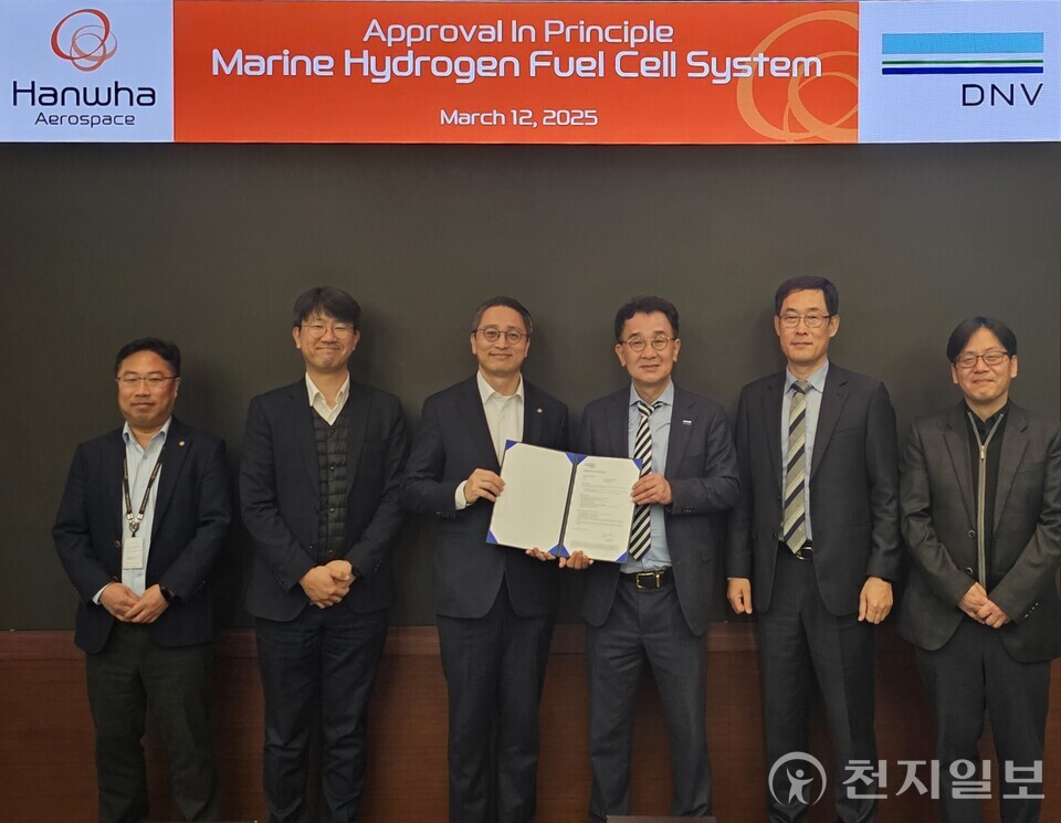 오동조 한화에어로스페이스 연료전지개발팀장(왼쪽에서 세 번째)과 신성호 DNV 부사장(왼쪽에서 네 번째)이 한화에어로스페이스 판교 R&D센터에서 열린 선박용 수소연료전지 AIP 인증 수여식에 참석해 있다. (제공: 한화에어로스페이스) ⓒ천지일보 2025.03.13.