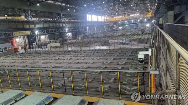 노조의 쟁의행위에 현대제철이 당진제철소 냉연공장 일부 라인에 대해 부분 직장폐쇄를 단행한 가운데 냉연공장 내부가 24일 텅 비어 있는 모습. 2025.2.25. (출처: 연합뉴스)