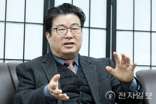 [천지일보=박준성 기자]  유림방송(YCN) 명리 지도 교수 마가(麻嘉) 황대근 원장이 12일 천지일보와 인터뷰를 하고 있다. ⓒ천지일보 2025.03.15.