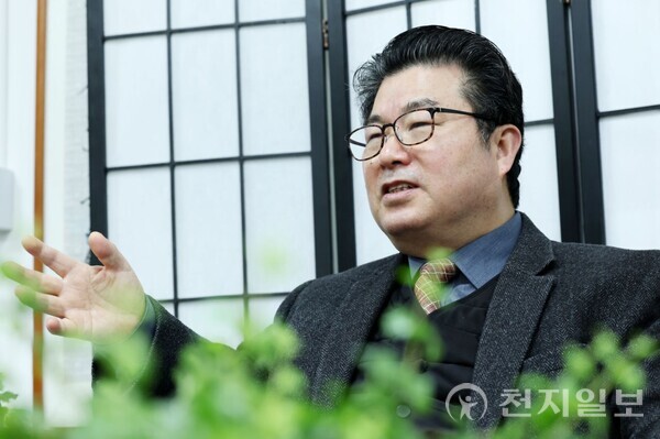 [천지일보=박준성 기자]  유림방송(YCN) 명리 지도 교수 마가(麻嘉) 황대근 원장이 12일 서울 용산구 천지일보 사무실에서 진행된 본지와 인터뷰에서 질문에 답하고 있다. ⓒ천지일보 2025.03.15.