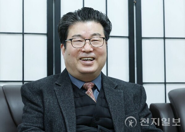 [천지일보=박준성 기자]  유림방송(YCN) 명리 지도 교수 마가(麻嘉) 황대근 원장이 12일 서울 용산구 천지일보 사무실에서 진행된 본지와 인터뷰에서 질문에 답하고 있다. ⓒ천지일보 2025.03.15.
