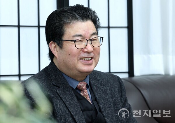 [천지일보=박준성 기자]  유림방송(YCN) 명리 지도 교수 마가(麻嘉) 황대근 원장이 12일 서울 용산구 천지일보 사무실에서 진행된 본지와 인터뷰에서 질문에 답하고 있다. ⓒ천지일보 2025.03.15.