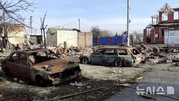 [수자=AP/뉴시스] 러시아 국방부가 배포한 영상 사진에 13일(현지 시간) 러시아 군인들이 탈환한 쿠르스크 지역 수자 거리에 차량 잔해가 버려져 있다. 러 국방부는 “러시아군이 쿠르스크 지역 중심지인 수자를 완전히 탈환했다”라고 주장했다. 2025.03.14