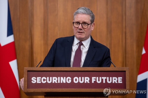 기자회견하는 영국 총리 (출처: EPA 통신, 연합뉴스)