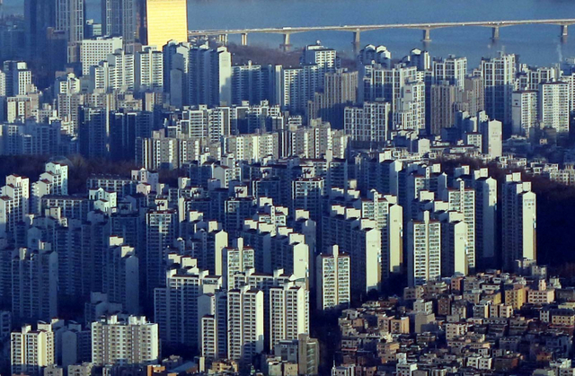 [천지일보=남승우 기자] 관악산에서 바라본 아파트. ⓒ천지일보DB