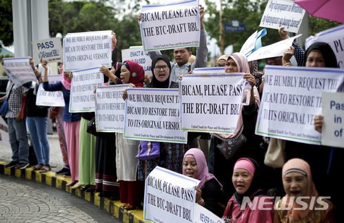 올해 필리핀 400만 인구가 거주하는 방사모로 자치구(BARMM)에서 의회 선거가 이뤄진다. 사진은 2018년 7월 필리핀 수도 마닐라 의회가 열리는 장소 밖에서 무슬림 여성들이 방사모로 기본법(BBL)을 지지하는 집회에서 구호를 외치고 있다. BBL은 필리핀 정부와 무슬림 반군 사이에 제안된 법안으로, 필리핀 남부에 자치구를 설립하는 것을 골자로 한다. 이듬해인 2019년 방사모로 자치구가 출범했다. (출처: 뉴시스)