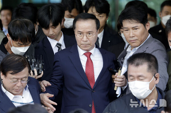 [서울=뉴시스] 김광호 전 서울경찰청장이 17일 서울 마포구 서울서부지방법원에서 열린 '이태원 참사 부실 대응' 혐의 1심 선고에서 무죄를 선고받은 뒤 법원을 나서고 있다. 