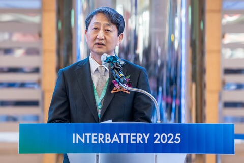 안덕근 산업통상자원부 장관이 5일 국내 최대 배터리 행사인 ‘인터배터리 2025’ 개막식에서 축사를 하고 있다. (제공: 한국배터리산업협회)