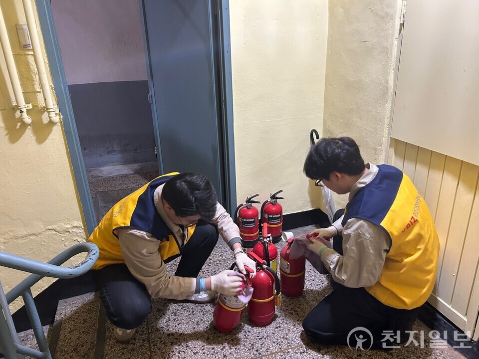 중소기업연합봉사단이 지난 15일 화재예방을 위한 소화기 점검 봉사활동을 진행하고 있다. (제공: 중소기업연합봉사단) ⓒ천지일보 2025.03.17.