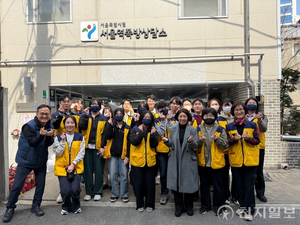 중소기업연합봉사단이 지난 15일 서울역쪽방상담소를 방문해 300만원 상당의 식료품을 지원하고 화재예방을 위한 소화기 점검 봉사활동을 진행한 가운데 기념사진을 촬영하고 있다. (제공: 중소기업연합봉사단) ⓒ천지일보 2025.03.17.
