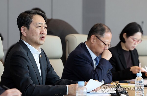 안덕근 산업통상자원부 장관(왼쪽)이 13일 서울 강남구 포스코센터에서 열린 미국 관세 대응 철강 업계 간담회에 참석해 발언하고 있다. 가운데는 박성희 KG스틸 사장. 2025.3.13. (출처: 연합뉴스)