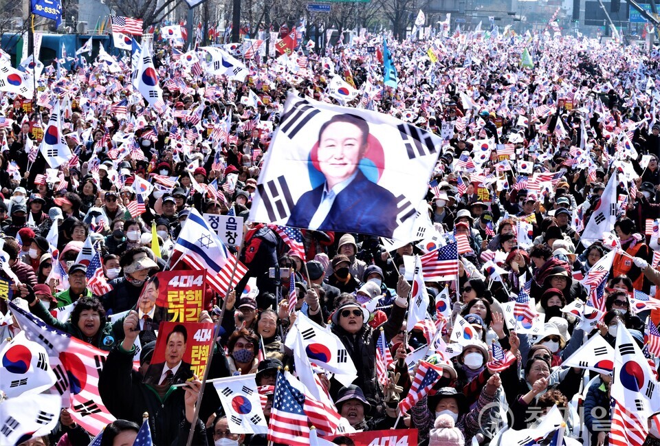 [천지일보=이시문 기자] 법원이 윤석열 대통령의 구속취소 청구를 인용한 가운데 8일 오후 서울 광화문 동화면세점 앞에서 자유통일당과 대한민국바로세우기 국민운동본부 등 보수단체 주최로 탄핵 반대 집회가 열리고 있다. 집회 참가자들이 손피켓, 태극기와 성조기를 들고 구호를 외치고 있다. ⓒ천지일보 2025.03.08.