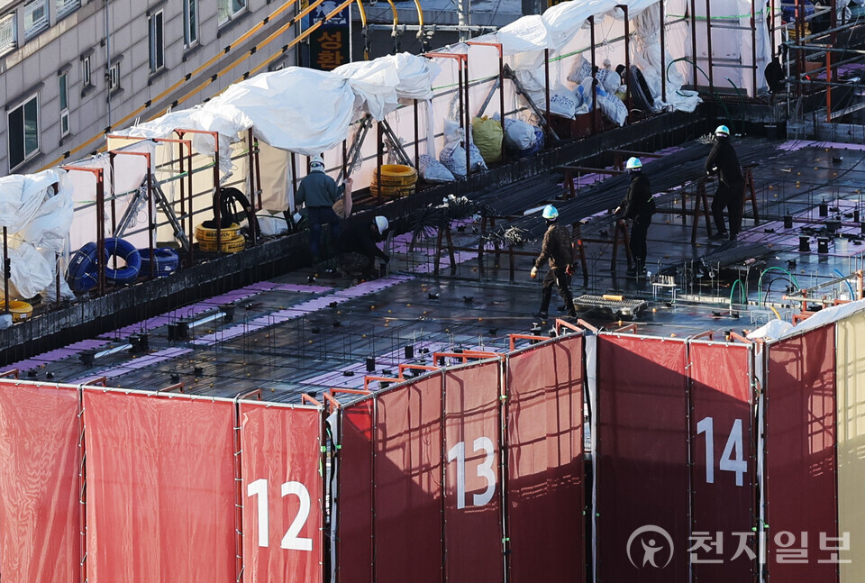 [천지일보=남승우 기자] 18일 오전 서울 은평구의 한 공사장에서 건설노동자들이 분주히 움직이고 있다. 통계청에 따르면 지난달 건설업 취업자 수는 약 192만 1000명으로, 1년 전보다 16만 8000명이 줄었다. 이는 2017년 1월(188만 9000명) 이후 가장 적은 수치다. ⓒ천지일보 2025.02.18.