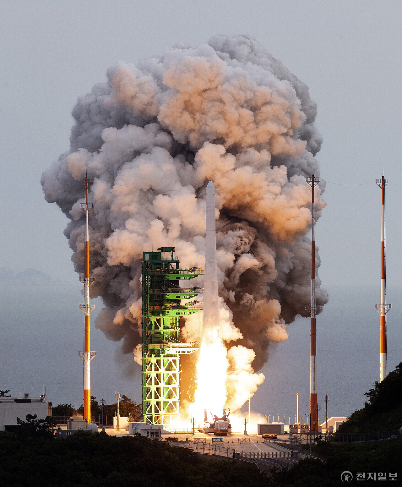 [천지일보=박준성 기자] 지난 2023년 5월 25일 전남 여수시 낭도에서 바라본 고흥 나로우주센터 발사대에서 한국형 우주 발사체 누리호(KSLV-Ⅱ)가 발사돼 우주로 날아오르고 있다. (제공: 한국항공우주연구원) ⓒ천지일보 2023.05.25.